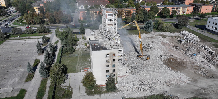 Trwa wyburzanie byłej Komendy Policji...