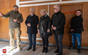 Ćwiczenia służb w budynku byłej komendy policji