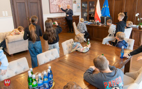 Uczniowie ze Szkoły Podstawowej STO gościli w Starostwie