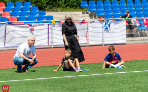 Młodzi piłkarze na stadionie przy Okrzei