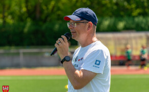 Młodzi piłkarze na stadionie przy Okrzei