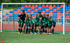 Młodzi piłkarze na stadionie przy Okrzei