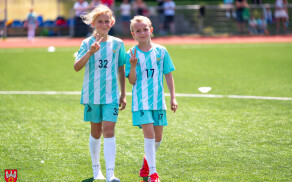 Młodzi piłkarze na stadionie przy Okrzei