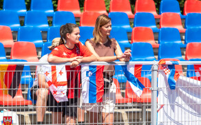 Młodzi piłkarze na stadionie przy Okrzei