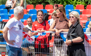 Młodzi piłkarze na stadionie przy Okrzei
