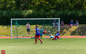 Młodzi piłkarze na stadionie przy Okrzei