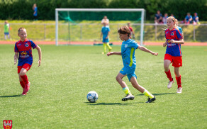Młodzi piłkarze na stadionie przy Okrzei