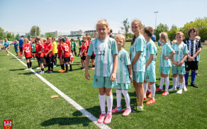 Młodzi piłkarze na stadionie przy Okrzei