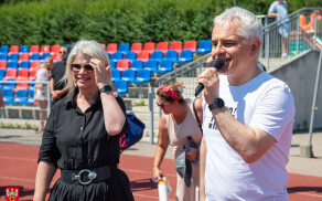 Młodzi piłkarze na stadionie przy Okrzei