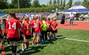 Młodzi piłkarze na stadionie przy Okrzei