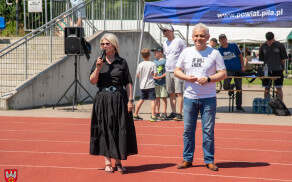Młodzi piłkarze na stadionie przy Okrzei