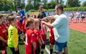 Młodzi piłkarze na stadionie przy Okrzei