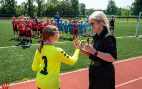 Młodzi piłkarze na stadionie przy Okrzei