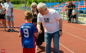 Młodzi piłkarze na stadionie przy Okrzei