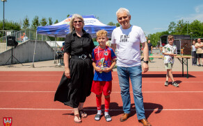Młodzi piłkarze na stadionie przy Okrzei