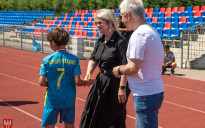 Młodzi piłkarze na stadionie przy Okrzei