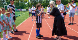 Młodzi piłkarze na stadionie przy Okrzei