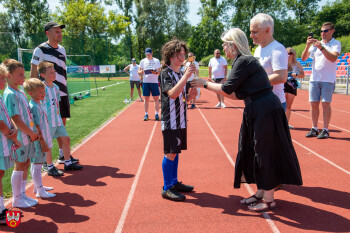 Młodzi piłkarze na stadionie przy Okrzei