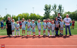 Młodzi piłkarze na stadionie przy Okrzei