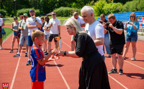 Młodzi piłkarze na stadionie przy Okrzei