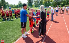 Młodzi piłkarze na stadionie przy Okrzei