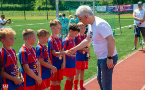 Młodzi piłkarze na stadionie przy Okrzei