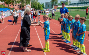 Młodzi piłkarze na stadionie przy Okrzei