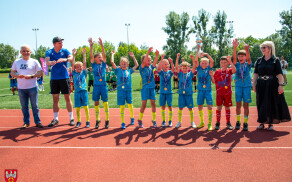 Młodzi piłkarze na stadionie przy Okrzei