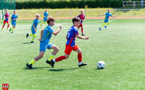 Młodzi piłkarze na stadionie przy Okrzei