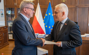 Gratualcje dla Karola Urbanka, dyrygenta Chóru ANS