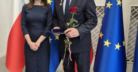 Wicestarosta pilski z oddznaką za zasługi dla samorządu