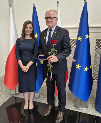 Wicestarosta pilski z oddznaką za zasługi dla samorządu
