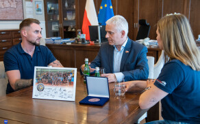 Przedstawiciele Klubu Siatkarskiego Piła u starosty