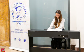 koncert w Kinie Iskra na leczenie Szymona