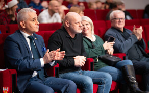 koncert w Kinie Iskra na leczenie Szymona