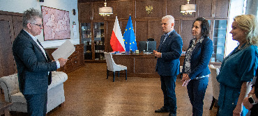 Gratulacje dla dyrektora  MDK Iskra w...
