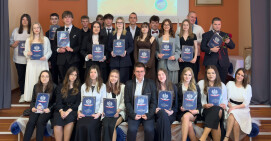 Pożeganie klas maturalnych w LO w Łobżenicy