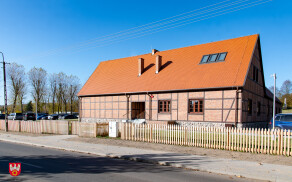 Rekonstrukcja zajazdu z Łobżenicy w skansenie w Osieku