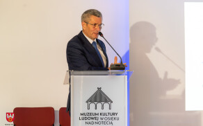 Rekonstrukcja zajazdu z Łobżenicy w skansenie w Osieku