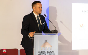 Rekonstrukcja zajazdu z Łobżenicy w skansenie w Osieku