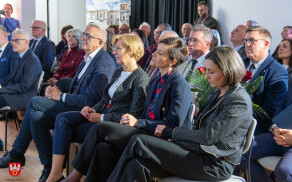 Rekonstrukcja zajazdu z Łobżenicy w skansenie w Osieku