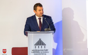 Rekonstrukcja zajazdu z Łobżenicy w skansenie w Osieku