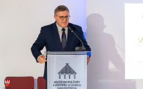 Rekonstrukcja zajazdu z Łobżenicy w skansenie w Osieku