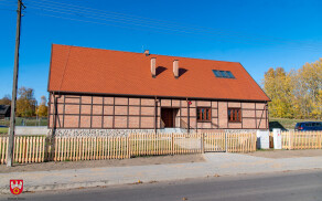 Rekonstrukcja zajazdu z Łobżenicy w skansenie w Osieku