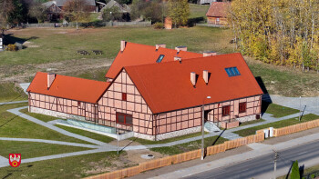 Rekonstrukcja zajazdu z Łobżenicy w skansenie w Osieku