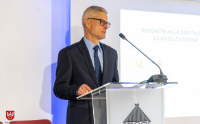 Rekonstrukcja zajazdu z Łobżenicy w skansenie w Osieku