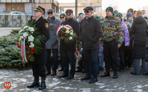 pod pomnikiem Stanisława Staszica