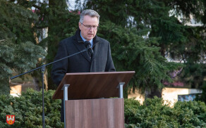 pod pomnikiem Stanisława Staszica