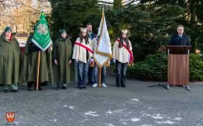 pod pomnikiem Stanisława Staszica