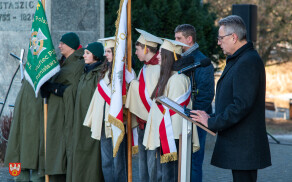 pod pomnikiem Stanisława Staszica